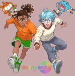  2boys animification blue_footwear blue_hair child commentary dark-skinned_male dark_skin darwin_watterson dreadlocks esenciasart green_footwear green_shorts gumball_watterson highres hood hoodie humanization looking_at_viewer male_focus multiple_boys orange_hoodie shorts siblings simple_background spanish_commentary teeth the_amazing_world_of_gumball 