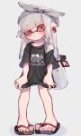  1girl black_shirt bow bow_hairband collarbone commentary_request earrings flip-flops full_body grey_bow grey_hairband hair_bow hairband highres ink_tank_(splatoon) inkling_girl inkling_player_character jewelry long_hair looking_at_viewer parted_lips pointy_ears print_shirt red_eyes sandals shirt simple_background solo splatoon_(series) splatoon_2 standing tentacle_hair thick_eyebrows toes translation_request white_background white_hair yksb_inc6 