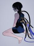  1boy bare_shoulders black_bodysuit black_eyes black_hair blue_hair blunt_ends bodysuit bright_pupils cable closed_mouth genshin_impact grey_background hand_between_thighs highres looking_to_the_side male_focus multicolored_hair scaramouche_(genshin_impact) sitting sleeveless sleeveless_bodysuit solo streaked_hair tochiko_(spi) toenails toes wariza white_pupils wide-eyed 