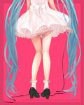  aqua_hair bad_id bad_pixiv_id close-up from_behind hatsune_miku high_heels highres kneepits legs long_hair lower_body panties pink_background polka_dot polka_dot_legwear shoes skirt socks solo suzushiro_sayu twintails underwear very_long_hair vocaloid waist_down white_skirt 