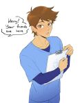  1boy absurdres alt_text alternate_costume alternate_eye_color antenna_hair bright_pupils brown_eyes brown_hair clipboard collarbone commentary english_commentary english_text hero_(faraway)_(omori) hero_(omori) highres holding holding_clipboard long_sleeves looking_at_viewer male_focus omori parted_lips ryuichirouart short_hair simple_background solo speech_bubble upper_body white_background white_pupils 