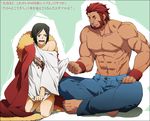  bangs bare_shoulders beard black_hair borrowed_garments bottomless cape cosplay costume_switch facial_hair fate/zero fate_(series) green_eyes height_difference kneeling male_focus multiple_boys off_shoulder parted_bangs red_eyes red_hair rider_(fate/zero) scar shirt shirt_tug shirtless t-shirt translation_request waver_velvet yun_(neo) 