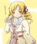  ahim_de_famille ahim_de_famille_(cosplay) blonde_hair blush cosplay drill_hair kaizoku_sentai_gokaiger mahou_shoujo_madoka_magica nishina solo super_sentai tomoe_mami translated twin_drills twintails yellow yellow_background yellow_eyes 