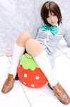  cosplay footwear ichigo_100 ichigo_100_percent kipi-san photo school_uniform serafuku socks sotomura_misuzu strawberry_pillow 