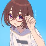  1girl adjusting_eyewear blue_background brown_hair hand_up highres looking_at_viewer naname_(7name) open_mouth original purple_eyes red-framed_eyewear round_eyewear shirt short_hair solo t-shirt thick_eyebrows translation_request 