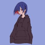  1girl arms_at_sides black_hoodie blue_background blue_eyes blue_hair braid closed_mouth colored_inner_hair commentary_request cropped_torso expressionless floating_hair highres hood hood_down hoodie kamitsubaki_studio karakai_13 long_sleeves multicolored_eyes multicolored_hair red_eyes red_hair rim_(kamitsubaki_studio) short_hair side_braid simple_background solo virtual_youtuber 