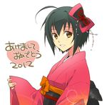  2012 ahoge black_hair bow dorei_k furisode hair_bow idolmaster idolmaster_cinderella_girls japanese_clothes kimono kohinata_miho new_year obi sash short_hair smile solo yellow_eyes 