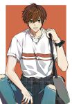  1boy alter_(mabinogi) alternate_costume arm_on_knee arm_up bag blue_pants border brown_hair casual clothes_around_waist collarbone commentary_request crew_neck double-parted_bangs feet_out_of_frame green_eyes grin hair_between_eyes highres holding holding_bag jewelry korean_commentary looking_at_viewer mabinogi male_focus necklace outside_border pants plaid_clothes ray_(lthenray) ring ring_necklace shirt shirt_around_waist short_hair short_sleeves shoulder_bag sitting smile solo striped_clothes striped_shirt t-shirt teeth torn_clothes torn_pants white_border 