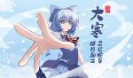  1girl blue_bow blue_eyes blue_hair blue_skirt blue_vest bow chinese_commentary chinese_text cirno closed_mouth collared_shirt commentary_request detached_wings gguoddl hair_bow highres ice ice_wings looking_at_viewer medium_hair neck_ribbon pleated_skirt puffy_short_sleeves puffy_sleeves reaching reaching_towards_viewer red_ribbon ribbon shirt short_sleeves skirt smile solo touhou translation_request vest white_shirt wings 