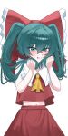  1girl absurdres ascot blush bow chinese_commentary commentary_request cosplay frilled_bow frilled_hair_tubes frills green_eyes green_hair grin hair_bow hair_tubes hakurei_reimu hakurei_reimu_(cosplay) highres kagiyama_hina long_hair looking_at_viewer midriff navel red_bow red_skirt simple_background skirt skirt_set smile solo tian_zhong_gong_yan touhou white_background yellow_ascot 