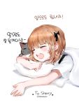  1girl :3 animal artist_name black_bow bow cat closed_mouth commentary_request dokomon eyes_closed facing_viewer hair_bow head_tilt highres korean korean_commentary light_brown_hair lying on_stomach one_side_up open_mouth original pillow shirt short_sleeves solo translation_request under_covers upper_teeth white_background white_shirt 