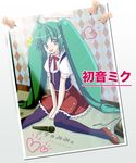  ahoge argyle argyle_background bad_id bad_pixiv_id bow bowtie character_name green_eyes green_hair hatsune_miku heart kurumiruku long_hair microphone open_mouth pantyhose photo_(object) sitting skirt solo thumbtack twintails very_long_hair vocaloid 