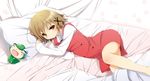  bed bed_sheet blush brown_eyes brown_hair hidamari_sketch highres legs lying on_bed on_side pillow school_uniform short_hair smile ume-sensei yume_no_owari yuno 