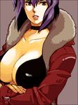  breasts choker cleavage coat crossed_arms fur_trim ghost_in_the_shell grey_background huge_breasts jacket kusanagi_motoko lips open_clothes open_coat purple_hair red_eyes red_jacket short_hair simple_background solo tegaki upper_body warai 