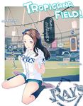  america bad_id bad_pixiv_id baseball baseball_stadium bow brown_hair clothes_writing ekao forehead hair_bow highres idolmaster idolmaster_(classic) idolmaster_2 long_hair major_league_baseball minase_iori pink_eyes short_shorts short_sleeves shorts sitting solo sport stadium tampa_bay_rays translated tropicana_field wariza 