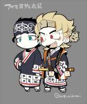  2boys arm_at_side blonde_hair blush_stickers chibi chibi_only dio_brando full_body grey_background headband japanese_clothes jojo_no_kimyou_na_bouken kotorai kujo_jotaro long_sleeves multiple_boys no_nose open_mouth red_eyes short_hair sideburns simple_background sword teeth translation_request twitter_username upper_teeth_only v-shaped_eyebrows weapon 