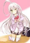  ahoge bag green_eyes grey_hair haiyore!_nyaruko-san kneeling meno moe_moe_kyun! nyarlathotep_(nyaruko-san) skirt solo thighhighs white_hair zettai_ryouiki 