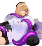  1girl alternate_costume beret black_cat black_choker black_hat black_shorts blonde_hair breasts cat choker closed_mouth commentary cowboy_shot cowlick english_commentary grey_cat hair_between_eyes hat highres large_breasts layered_sleeves lilac_alien long_sleeves looking_at_viewer mole mole_under_mouth multiple_cats print_shirt purple_eyes shirt short_hair short_over_long_sleeves short_sleeves shorts simple_background sitting smile squid_print suction_cups t-shirt tentacle_girl tentacle_tail white_background white_shirt yidhari_murphy yokozuwari zenless_zone_zero 