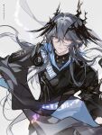  1boy absurdres arknights artist_name black_coat black_wings coat commentary_request crossed_bangs earrings floating_hair grey_background grey_hair hair_between_eyes head_wings high_collar highres horns jewelry lens_flare logos_(arknights) long_hair looking_at_viewer male_focus mole mole_under_eye parted_lips pointy_ears red_eyes simple_background solo turtleneck upper_body vidoakdame wide_sleeves wings 
