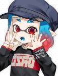  1girl black_shirt blue_hair blue_hat gradient_hair hat highres inkling inkling_girl inkling_player_character medium_hair multicolored_hair print_shirt red_eyes red_hair sabata_saba shirt smile solo splatoon_(series) splatoon_3 teeth translation_request two-tone_hair upper_body white_background 