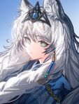  1girl absurdres animal_ear_fluff animal_ears arknights blue_background braid chinese_commentary closed_mouth colored_tips commentary_request crown feitong27 from_side gradient_background green_eyes hair_between_eyes hair_over_shoulder highres light_frown long_hair looking_at_viewer looking_to_the_side multicolored_hair pramanix_(arknights) pramanix_the_prerita_(arknights) sideways_glance solo upper_body white_hair 