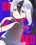  1girl alternate_costume bare_arms black_hair black_horns blue_archive blue_background character_name dress ememo flower from_side hair_flower hair_ornament highres horns kayoko_(blue_archive) long_hair looking_at_viewer looking_back multicolored_hair open_mouth ponytail red_eyes shadow simple_background solo two-tone_hair upper_body white_dress white_hair 