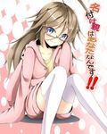  ahoge brown_hair glasses highres kagamiya_(kyouya) long_hair original sitting smile solo thighhighs translated white_legwear 