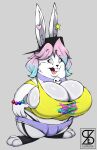 2023 absurd_res anthro artist_logo backwards_baseball_cap backwards_hat baseball_cap bell bell_collar big_breasts big_chungus black_baseball_cap blue_eyes blue_hair bottomwear breasts buckteeth busty_boy_(lore) cleavage clothed clothed_anthro clothed_female clothing collar digital_drawing_(artwork) digital_media_(artwork) eyebrow_through_hair eyebrows female furgonomic_baseball_cap furgonomic_hat furgonomic_headwear furgonomics glistening glistening_breasts grey_background hair half-closed_eyes hat headgear headwear hi_res hotpants huge_breasts inner_ear_fluff jingle_bell jingle_bell_collar lagomorph leporid logo long_ears looking_at_viewer male_(lore) mallkin mammal multicolored_eyes multicolored_hair narrowed_eyes open_mouth open_smile pb_(theycallhimcake) pink_eyes pink_hair purple_bottomwear purple_clothing purple_hotpants purple_shorts rabbit shorts simple_background smile solo superix teeth topwear translucent translucent_hair tuft two_tone_eyes two_tone_hair yellow_clothing yellow_topwear