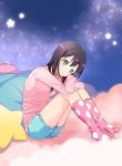  1girl alternate_hairstyle aqua_pillow aqua_shorts black_hair blush green_eyes hair_down hakka0320 highres kneehighs loungwear nemoto_hina no_shoes pink_legwear pink_pillow pink_shirt shirt shorts sleeves_past_wrists solo star star_(sky) star_pillow watashi_ga_motenai_no_wa_dou_kangaetemo_omaera_ga_warui! yellow_pillow 