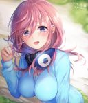  1girl bangs blue_cardigan blue_eyes blush breasts day eyebrows_visible_through_hair floating_hair green_skirt hair_between_eyes hand_up headphones headphones_around_neck large_breasts long_hair long_sleeves looking_at_viewer nakano_miku open_mouth outdoors pink_hair pink_lips pleated_skirt purple_eyes shirt sidelocks signature skirt smile solo the_quintessential_quintuplets twitter_username upper_teeth white_shirt wind youqiniang 