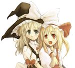  :d ascot blonde_hair bow fang flandre_scarlet green_eyes hat hug hug_from_behind kirisame_marisa multiple_girls open_mouth red_eyes simple_background smile tes_(unpre) touhou upper_body witch_hat 