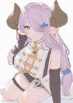  1girl arm_support asymmetrical_gloves bare_shoulders blue_eyes braid breasts brown_horns cleavage cleavage_cutout closed_mouth clothing_cutout commentary_request demon_horns draph granblue_fantasy hair_ornament hair_over_one_eye highres horns large_breasts looking_at_viewer narmaya_(granblue_fantasy) parted_bangs pink_hair simple_background sitting skindentation smile solo star_v1sta thick_thighs thigh_strap thighs white_background yokozuwari 