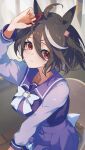  1girl absurdres ahoge animal_ears arm_up black_hair blurry blurry_background bow bowtie closed_mouth commentary_request double-parted_bangs hair_between_eyes hair_ornament hair_ribbon highres horse_ears horse_girl horse_tail kitasan_black_(umamusume) long_sleeves looking_at_viewer multicolored_hair purple_sailor_collar purple_shirt purple_skirt red_eyes red_ribbon ribbon sailor_collar school_uniform shirt short_hair skirt solo streaked_hair tail tracen_school_uniform two_side_up umamusume upper_body white_bow white_bowtie white_hair yakousei_a 