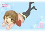  bad_id bad_pixiv_id blush brown_eyes brown_hair hair_ornament hairclip heart hidamari_sketch looking_at_viewer lying on_stomach one_eye_closed quro_(black_river) smile solo thighhighs yuno 