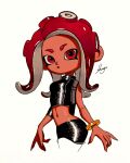  1girl agent_8_(splatoon) artist_name bracelet commentary_request crop_top dark-skinned_female dark_skin highres jewelry long_hair looking_at_viewer midriff navel octoling red_eyes red_hair shogo_(shogo70449442) signature simple_background solo splatoon_(series) splatoon_2 splatoon_2:_octo_expansion standing tentacle_hair white_background 