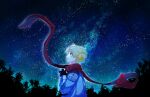  1boy black_gloves blonde_hair blue_eyes camera coat fate/grand_order fate/requiem fate_(series) gloves highres holding holding_camera male_focus night night_sky official_alternate_costume reanisu_lunashi red_scarf scarf sky star_(sky) starry_sky voyager_(fate) white_coat 