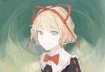  1girl black_shirt blonde_hair blue_eyes bow chinese_commentary closed_mouth collar commentary_request goldmise green_background hair_ribbon lace_trim looking_at_viewer medicine_melancholy partial_commentary puffy_sleeves red_bow red_ribbon ribbon shirt short_hair smile solo touhou upper_body white_collar 