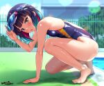  1girl artist_name barefoot black_hair black_one-piece_swimsuit blue_hair blunt_bangs brown_eyes colored_inner_hair commentary_request competition_swimsuit dated goggles goggles_on_head gradient_hair highres lens_flare multicolored_hair multicolored_swimsuit one-piece_swimsuit pink_hair poolside short_hair solo squatting swimsuit taimanin_(series) taimanin_rpgx tsuchimiya tsuzurugi_mikoto wet 