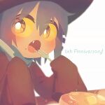  1other 8osakana_san8 :o ambiguous_gender brown_eyes close-up colored_sclera commentary_request double-parted_bangs eating fang food food_on_face hat highres holding holding_food looking_to_the_side niko_(oneshot) oneshot_(game) orange_sclera other_focus oversized_sweater pancake pancake_stack pink_sweater purple_hair short_hair solo sweater upper_body 