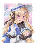  1girl black_gloves black_ribbon blonde_hair blue_gem blue_sash blush border commentary_request gem gloves hair_between_eyes hair_ornament hair_ribbon hat highres holding mirui open_mouth phoebe_(wuthering_waves) purple_eyes ribbon sash shirt smile solo striped_ribbon sun_hat translation_request upper_body white_border white_hat white_shirt wuthering_waves x_hair_ornament 