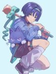  1boy alternate_costume animalization aqua_bow aqua_headband artist_name black_shoes black_shorts blue_background blue_eyes blue_jacket blunt_ends bow casual cat choppy_bangs closed_mouth commentary_request contemporary full_body genshin_impact hands_up headband highres holding holding_wand jacket leg_warmers legwear_garter long_sleeves looking_at_viewer male_focus nonoji_(nonoji_ekaki) person_and_animalization purple_cat purple_hair purple_sleeves scaramouche_(cat)_(genshin_impact) scaramouche_(genshin_impact) shoes shorts solo squatting tenshi_kaiwai thigh_strap track_jacket tsurime wand watermark white_leg_warmers white_trim zipper_pull_tab 