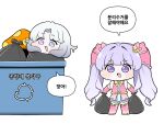  2girls :d arrow_(symbol) blue_eyes blush_stickers bow chibi commentary_request dress fang gloves gradient_hair hair_ornament hair_ribbon heterochromia highres holding in_container korean_commentary korean_text long_hair multicolored_hair multiple_girls mushroom open_mouth parted_bangs pink_dress pink_ribbon purple_eyes purple_hair ribbon simple_background smile thick_eyebrows translation_request trash_bag trash_can trickcal twintails vela_(trickcal) very_long_hair white_background white_hair yomi_(trickcal) zebread 