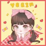  1girl artist_name_(singer) bad_id bad_twitter_id blunt_bangs blush border brown_hair chibi commentary_request gfriend hair_tie head_rest korean_commentary looking_at_viewer rin_yes2 solo twintails yerin_(gfriend) 