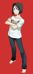  banned_artist barefoot black_hair bob_cut clothes_writing crossed_arms fate/zero fate_(series) full_body green_eyes hayashi_inashirou male_focus red_background shirt simple_background solo t-shirt waver_velvet 