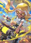  1girl arm_behind_back arms_up bangs bike_shorts black_shorts blonde_hair blue_sky blurry blurry_foreground bow_(weapon) closed_mouth hairband highres holding holding_bow_(weapon) holding_weapon inkling iria_(yumeirokingyo) little_buddy_(splatoon) long_hair looking_at_viewer looking_up outdoors shirt short_shorts short_sleeves shorts sky smallfry_(splatoon) smile solo splatoon_(series) splatoon_3 standing v-shaped_eyebrows weapon white_shirt yellow_eyes 