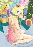  arakawa_under_the_bridge bad_id bad_pixiv_id balloon barefoot blonde_hair blue_eyes christmas_tree commentary feet gift hat heart long_hair looking_at_viewer looking_back mini_hat mini_top_hat misu_kasumi mouth_hold nino_(arakawa) ribbon sitting soles solo stuffed_animal stuffed_toy teddy_bear top_hat translated wariza 