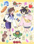  >_o 2boys alternate_costume alternate_hairstyle applin backpack bag black_hair blush boots brown_eyes brown_hair commentary_request crossdressing crossdressing_(mtf) crossed_bangs dipplin florian_(pokemon) food hair_bobbles hair_ornament hairband hairclip hat highres kieran_(pokemon) kneehighs korean_commentary leg_up long_sleeves male_focus multiple_boys ogerpon one_eye_closed open_mouth peeking_pickle poke_ball poke_ball_(basic) pokemon pokemon_(creature) pokemon_sv poliwag purple_hair romaji_text sailor_collar sandwich sentret shoes shorts simple_background socks star_(symbol) sweat trap v white_hat white_socks yanma yellow_bag yellow_eyes yellow_hairband 