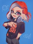 1boy black_shirt black_shorts blue_background commentary_request eyebrow_cut ha_r_a_k hands_in_pockets headphones highres inkling inkling_boy musical_note open_mouth pointy_ears print_shirt red_eyes red_hair shirt short_hair shorts simple_background smile solo splatoon_(series) teeth upper_body 