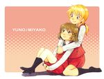  bad_id bad_pixiv_id blonde_hair brown_eyes brown_hair hands_under_legs hidamari_sketch hug hug_from_behind kneeling miyako multiple_girls ponytail sitting smile socks yamanashi_shuntarou yuno 