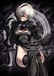  1girl 2b_(nier:automata) black_background black_dress black_gloves black_hairband black_thighhighs blindfold blindfold_lift blue_eyes breasts cleavage cleavage_cutout clothing_cutout commentary commentary_request dress eyelashes gloves hairband highres invisible_chair large_breasts leotard looking_at_viewer mixed-language_commentary mole mole_under_mouth nier:automata nier_(series) parted_lips puffy_sleeves short_hair sitting smile solo temoc thighhighs two-tone_gloves white_gloves white_hair white_leotard 